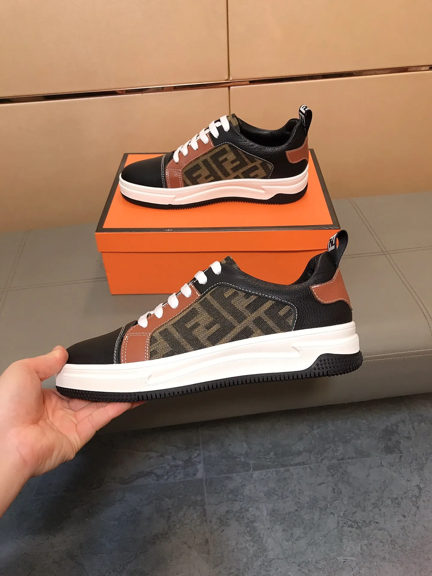 Factory price 400 🕷️🕷️FENDI [Fendi] Men’s new casual shoes are hot! , that kind of calm connotation️elegant taste is indescribable to start the journey of fashionable shoes💍💍to cope with various occasions calmly! The momentum of the big names speaks for itself! Comfortable and comfortable on the feet! Material: Imported cowhide + printed material, sheepskin lining. Fashion essential! 2 colors available! Code number: 38-44